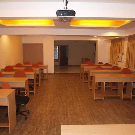 Hotel Maan Residency Ahmedabad Luaran gambar